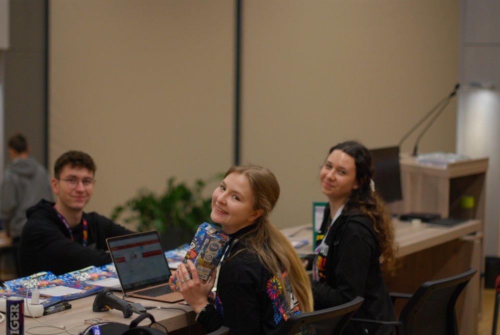 3 studentów w koszulkach Sztab WOŚP UŁ