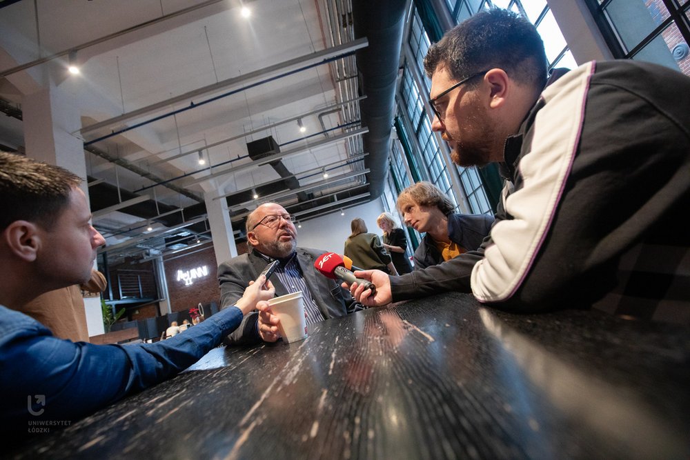 prof. Ryszard Piasecki podczas rozmowy z dziennikarzami