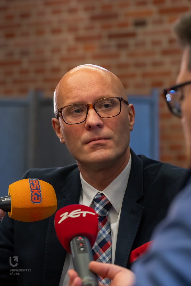 ozmowy naukowców z dziennikarzami podczas śniadania prasowego