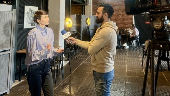 dr hab. Monika Wróbel podczas rozmowy z dziennikarzem