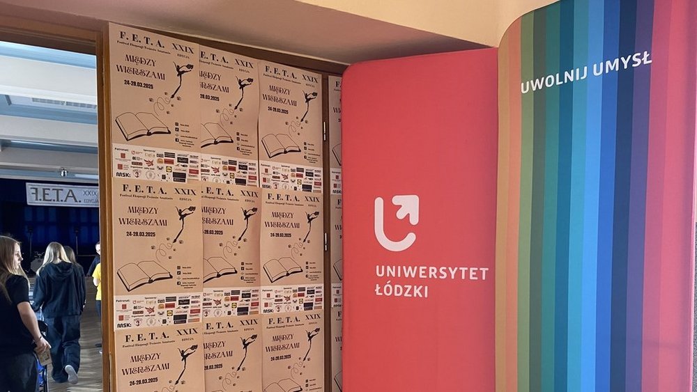 banery UŁ z napise uwolnij umysł oraz plakaty festiwalu FETA