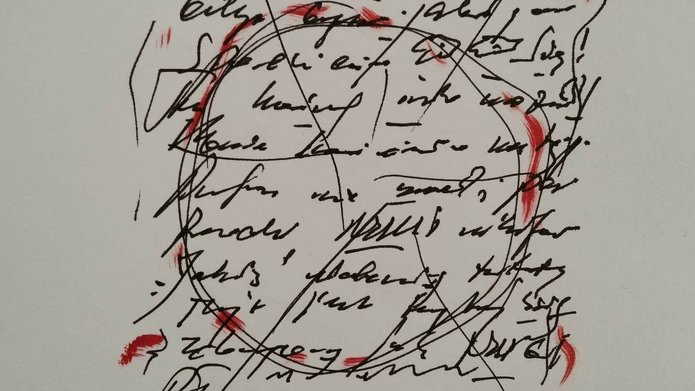 Zdjęcie przedstawia kaligrafię w kolorze czarnym i szarym oraz wzory graficzne w odcieniach czerwieni.