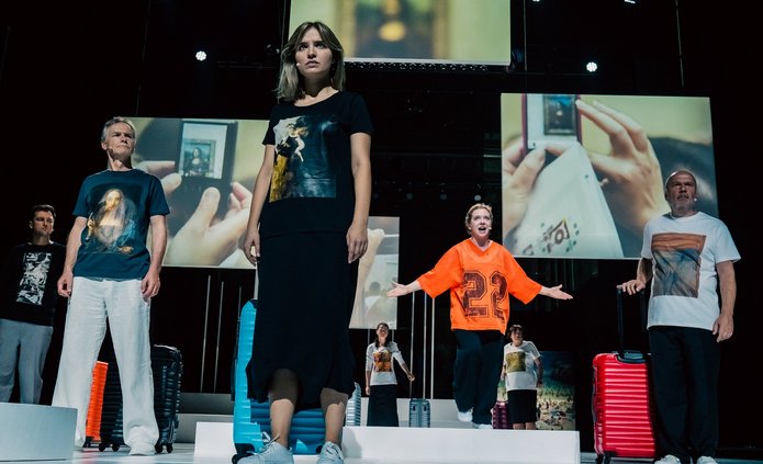 a decorative element: actors on stage