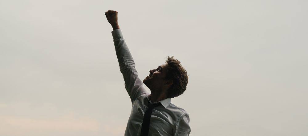 Mężczyzna w geście triumfu - pięść uniesiona do góry 