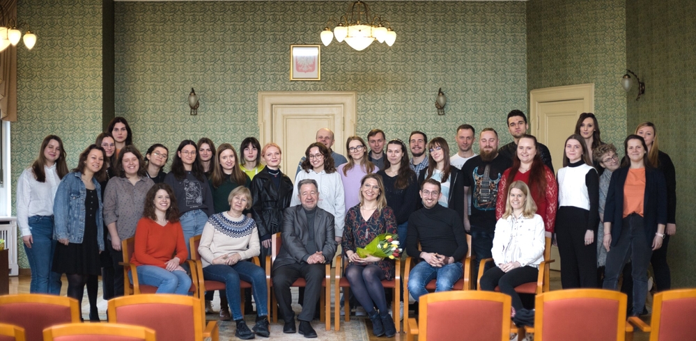 zdjęcie grupowe prof. Kończala z uczestnikami warsztatów