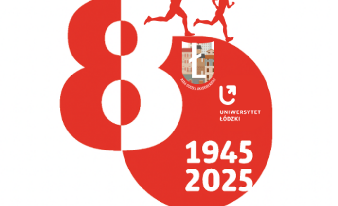 Czerwone logo obchodów 80-lecia Uniwersytetu Łódzkiego. Duża liczba „80” wypełnia centralną część grafiki. Na górze widoczne są sylwetki dwóch biegnących osób. Wewnątrz cyfry „0” umieszczono herb UŁ. Obok znajdują się napisy: „1945–2025” oraz „Uniwersytet Łódzki”.