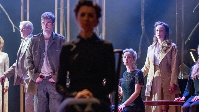 Zdjęcie ze spektaklu "Biedermannowie" w Teatrze Powszechnym