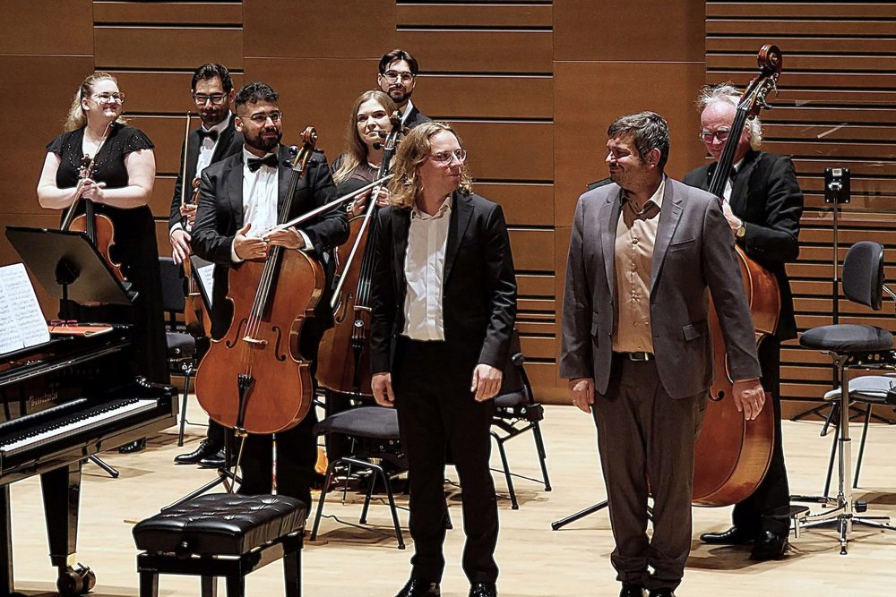 Duet fortepianowy w sali koncertowej