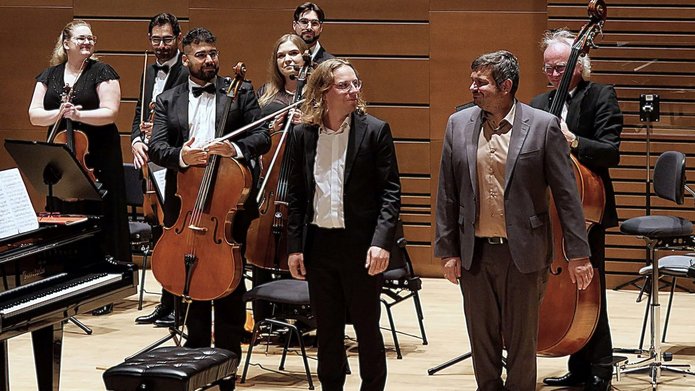 Duet fortepianowy w sali koncertowej