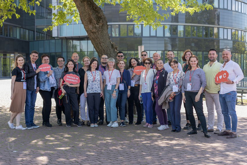 Grupowe zdjęcie uczestników International Staff Week