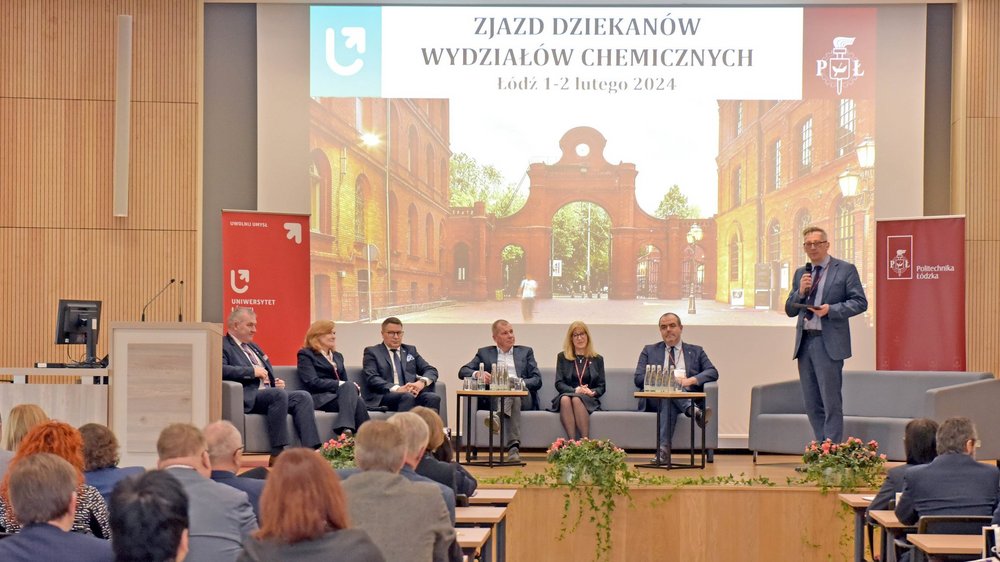 aula, w której siedzi grupa ludzi i dyskutuje