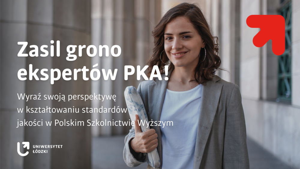 Młoda kobieta z uśmiechem na twarzy, ubrana w szarą marynarkę i białą bluzkę, stoi na tle monumentalnych kolumn i budynku z kamienia. W ręku trzyma zwinięty materiał lub etui, pokazując kciuk w górę w geście aprobaty. Po lewej stronie grafiki widnieje hasło: „Zasil grono ekspertów PKA! Wyraź swoją perspektywę w kształtowaniu standardów jakości w Polskim Szkolnictwie Wyższym”. Na dole znajduje się logo Uniwersytetu Łódzkiego, a w prawym górnym rogu czerwony znak strzałki skierowanej ku górze. Całość ma charakter promocyjny i zachęca do zaangażowania w działania Polskiej Komisji Akredytacyjnej.