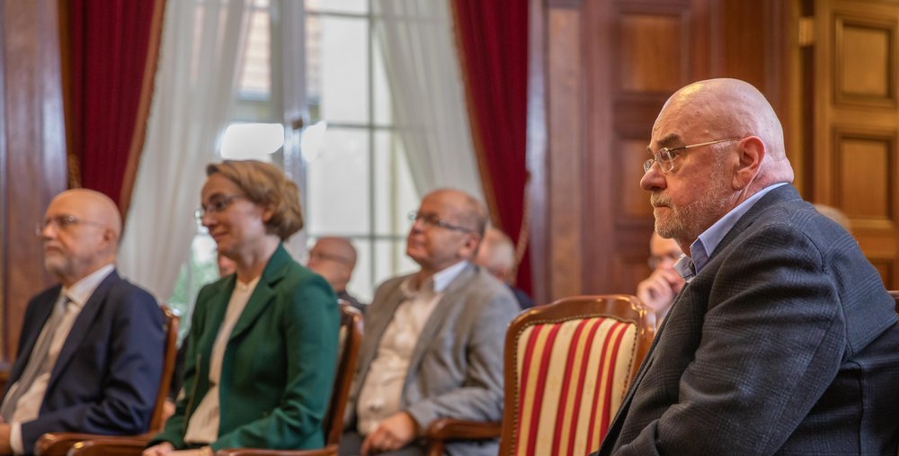 prof. Zajadło i dr hab. Ewa Kołodziejczyk na sali kominkowej