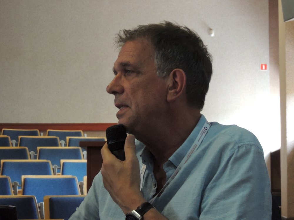 Mężczyzna trzymający mikrofon