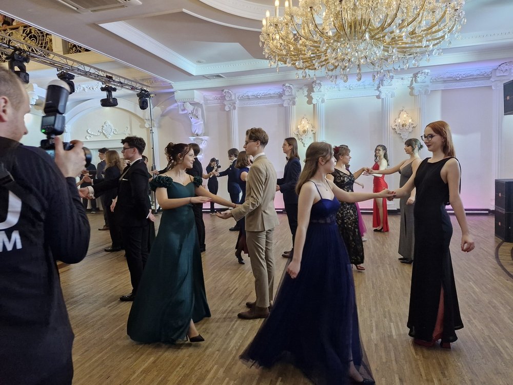 Tegoroczni maturzyści PLU UŁ podczas poloneza