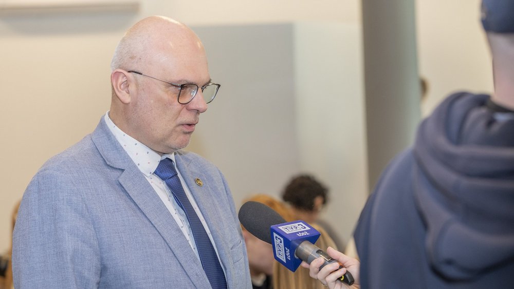 prof. Robert Zakrzewski podczas rozmowy z dziennikarzami obecnymi na obiedzie wielkanocnym