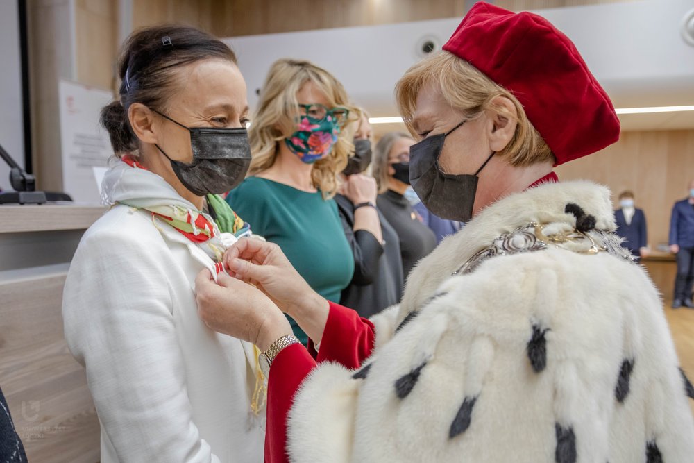 Uroczystość z okazji Dnia Edukacji Narodowej, Rektor przypina medal KEN