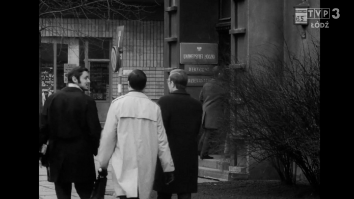 zdjęcie archiwalne (studenci przed rektoratem UŁ) Wytwórnia Filmów Oświatowych