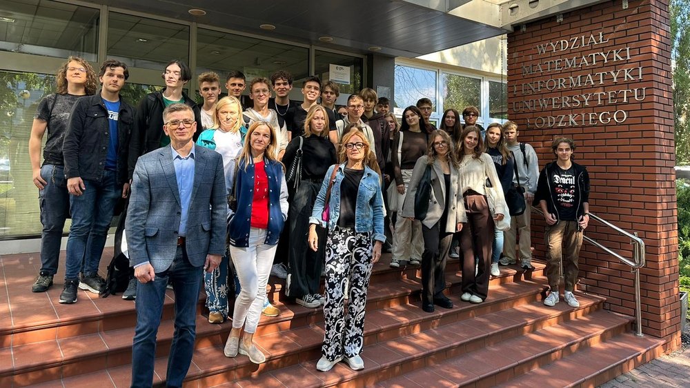 grupa ludzi przed Wydziałem Matematyki i Informatyki UŁ