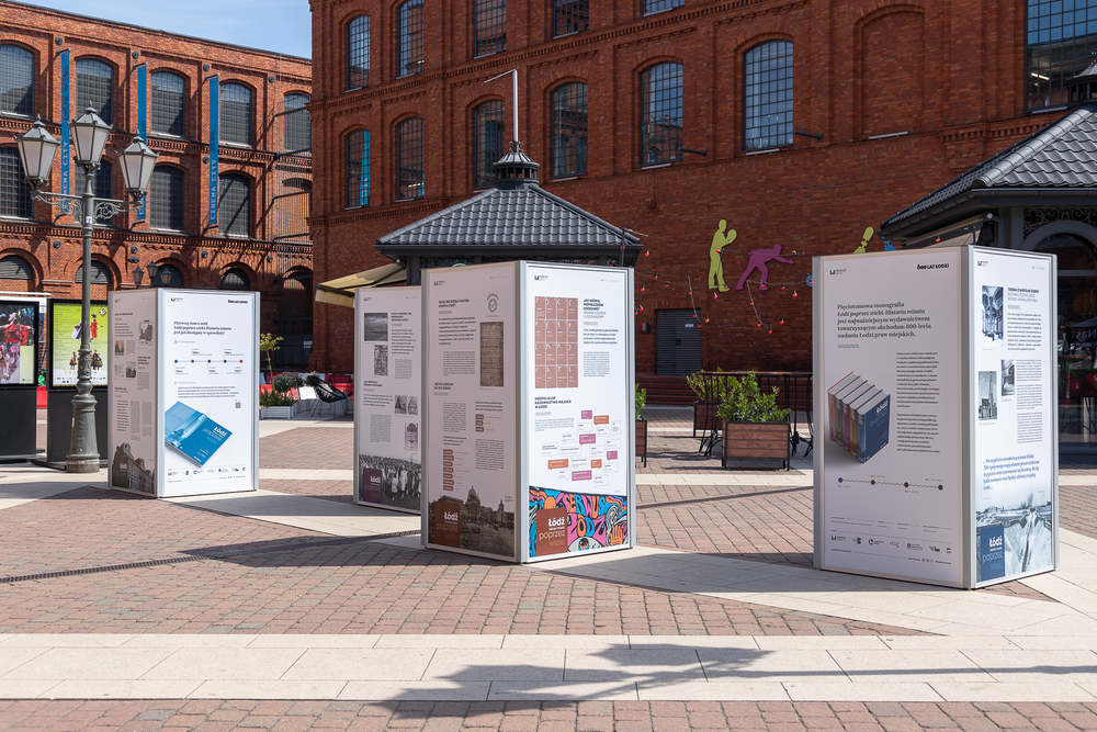 Ekspozycja plansz ,,Łódź poprzez wieki" na rynku Manufaktury