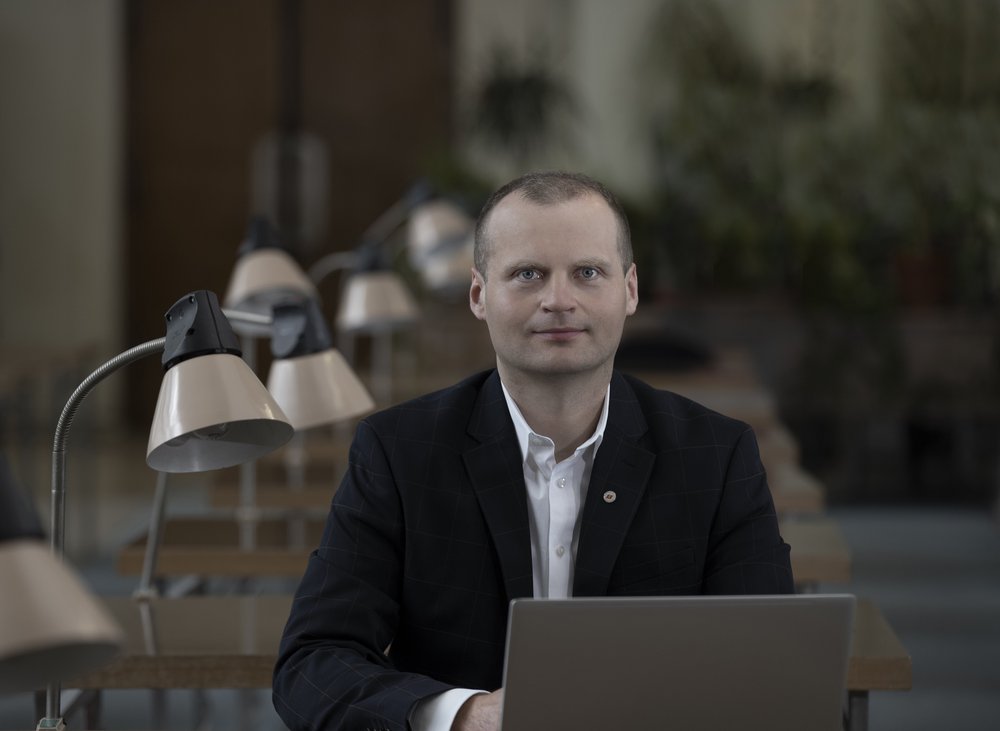 doktor przy laptopie