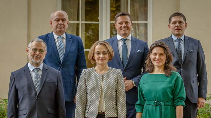 Przedstawiciele łódzki rad na schodach Pałacu Biedermanna