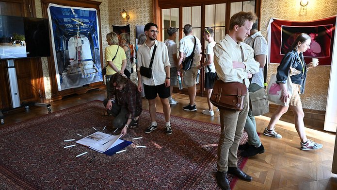 Zwiedzanie wystawy Fotofestiwalu w Pałacu Biedermanna