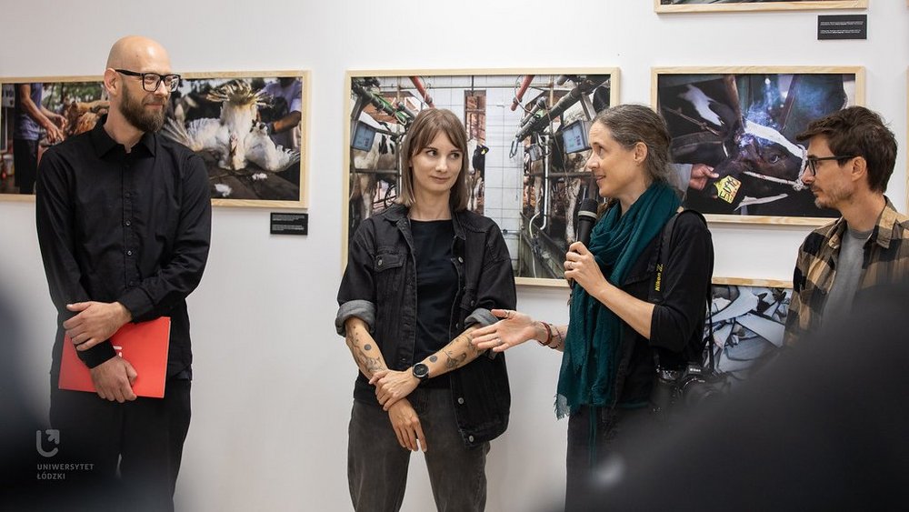 Twórcy wystawy "Hidden" witają gości na wernisażu