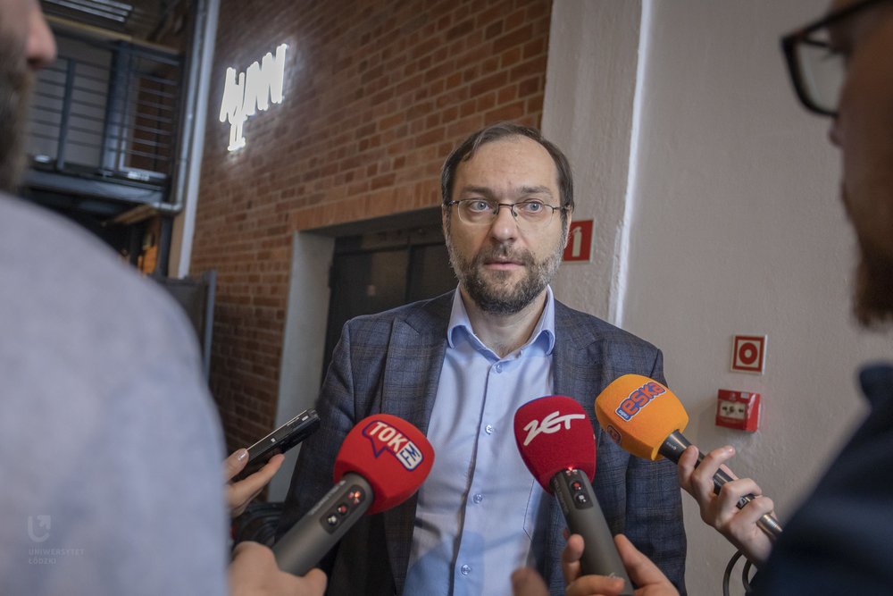 prof. Tomasz Kamiński podczas rozmów z mediami