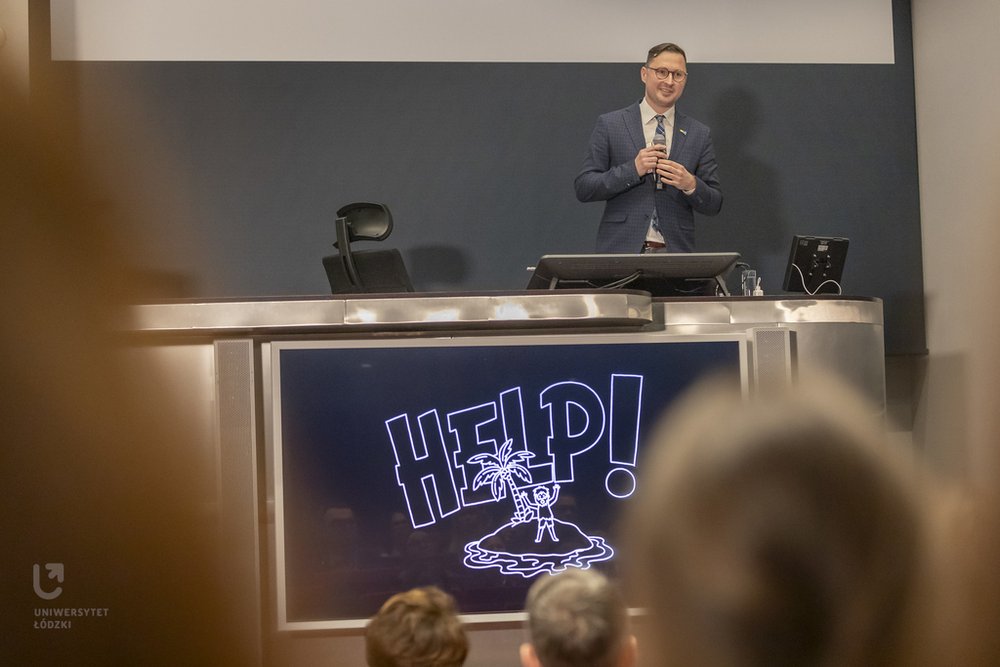 dr Adam Sitarek prezentuje