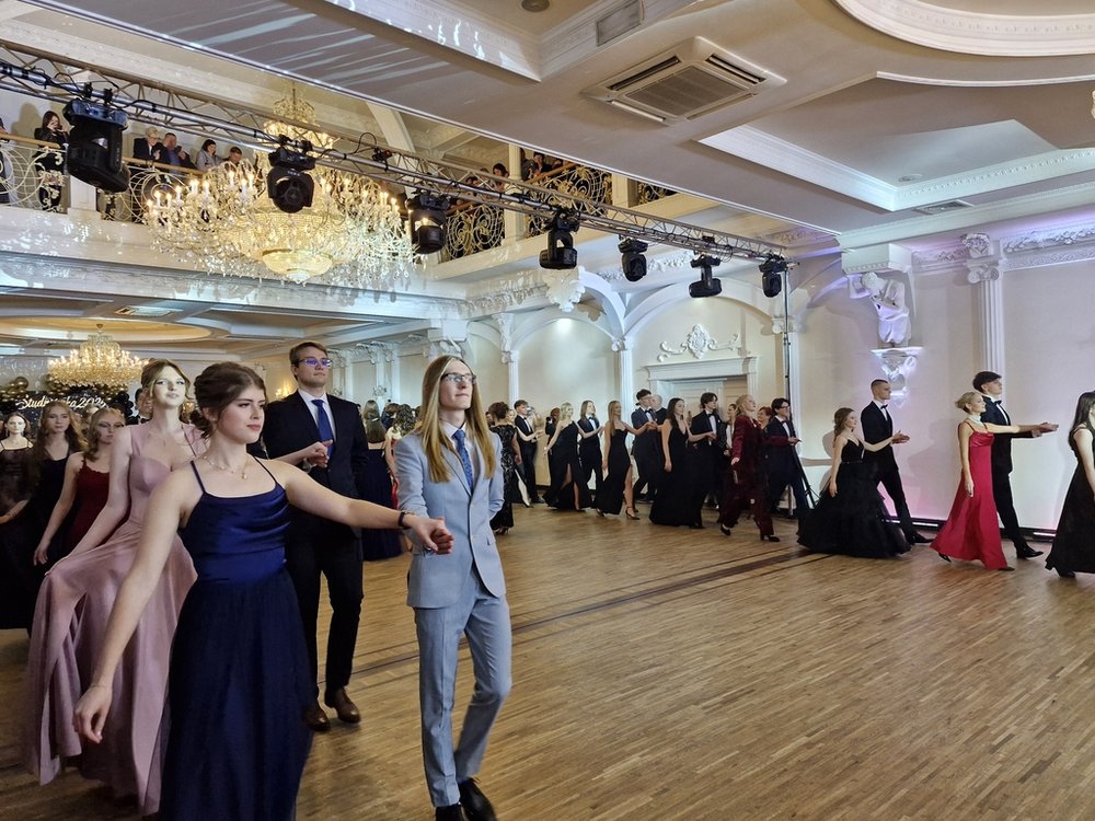 Tegoroczni maturzyści PLU UŁ podczas poloneza