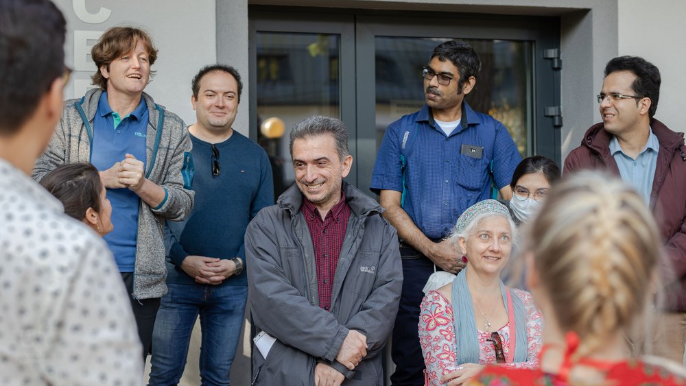 Grupka badaczy na schodach Centrum Konferencyjnego