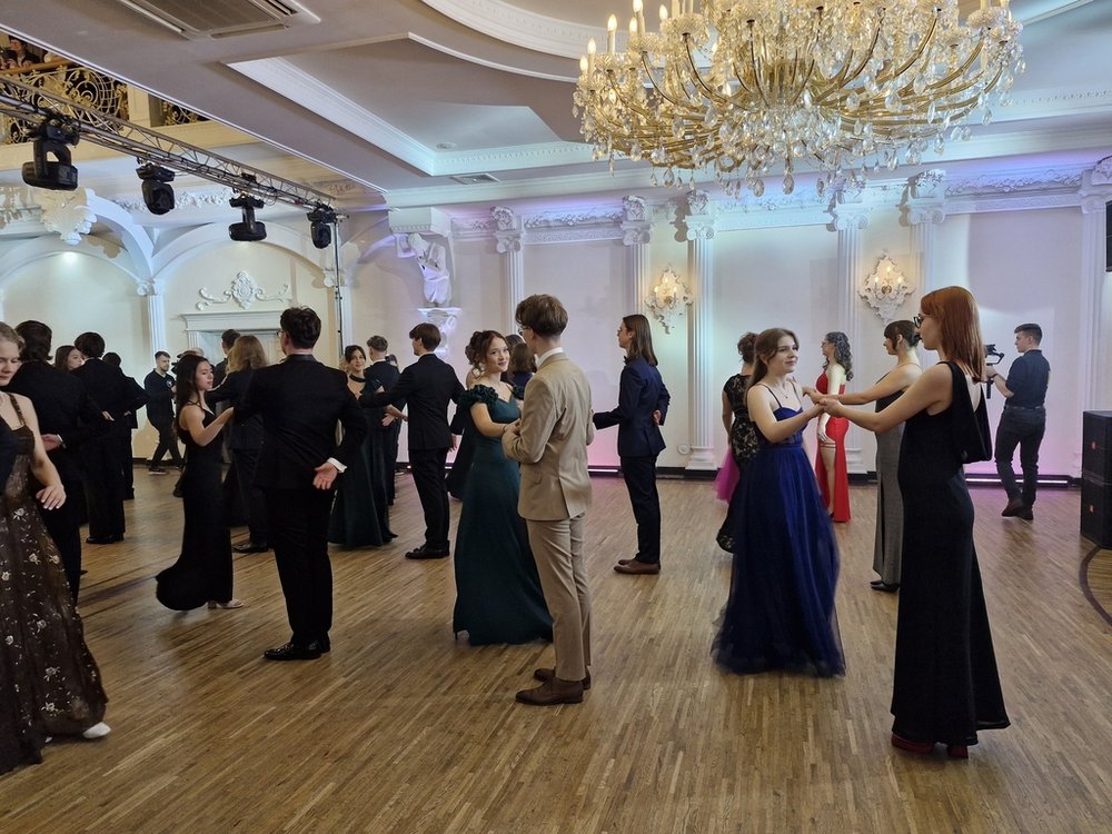 Tegoroczni maturzyści PLU UŁ podczas poloneza