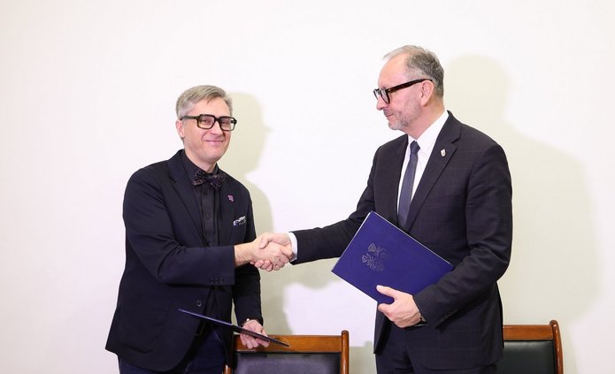 Dziekan Wydziału Ekonomiczno-socjologicznego UŁ, dr hab. Mariusz Sokołowicz, prof. UŁ i prezydent miasta Zduńska Wola, Konrad Pokora, po podpisaniu listu intencyjnego