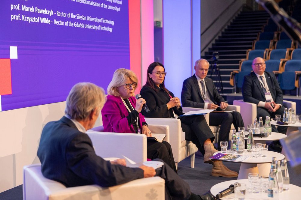 Uczestnicy jednego z paneli konferencji IDUB