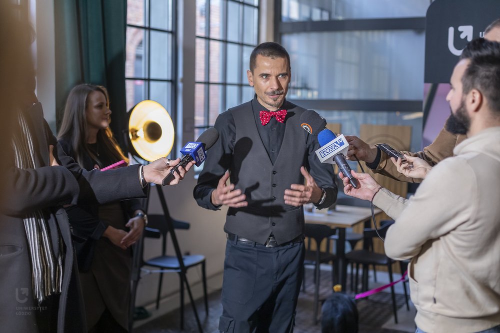 prorektor Krzysztof Pabis podczas briefingu