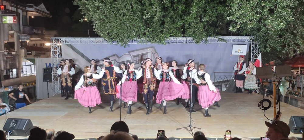 Członkowie akademickiego zespołu pieśni i tańca UŁ