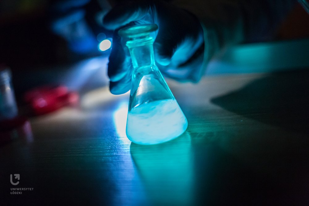 zlewka z płynem świecącym w ciemności