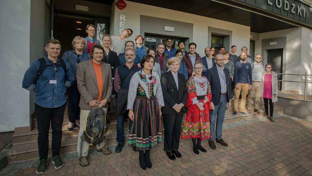 Zdjęcie grupowe zgromadzonych na schodach CK