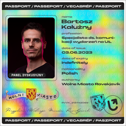 materiał graficzny zaprojektowany na wzór paszportu do Wolnego Miasta Ravejkavik, całość w jaskrawych kolorach, na zdjęciu prowadzący Bartosz Kałużny, brunet w średnim wieku materiał graficzny zaprojektowany na wzór paszportu do Wolnego Miasta Ravejkavik, całość w jaskrawych kolorach, na zdjęciu prowadzący Bartosz Kałużny, brunet w średnim wieku