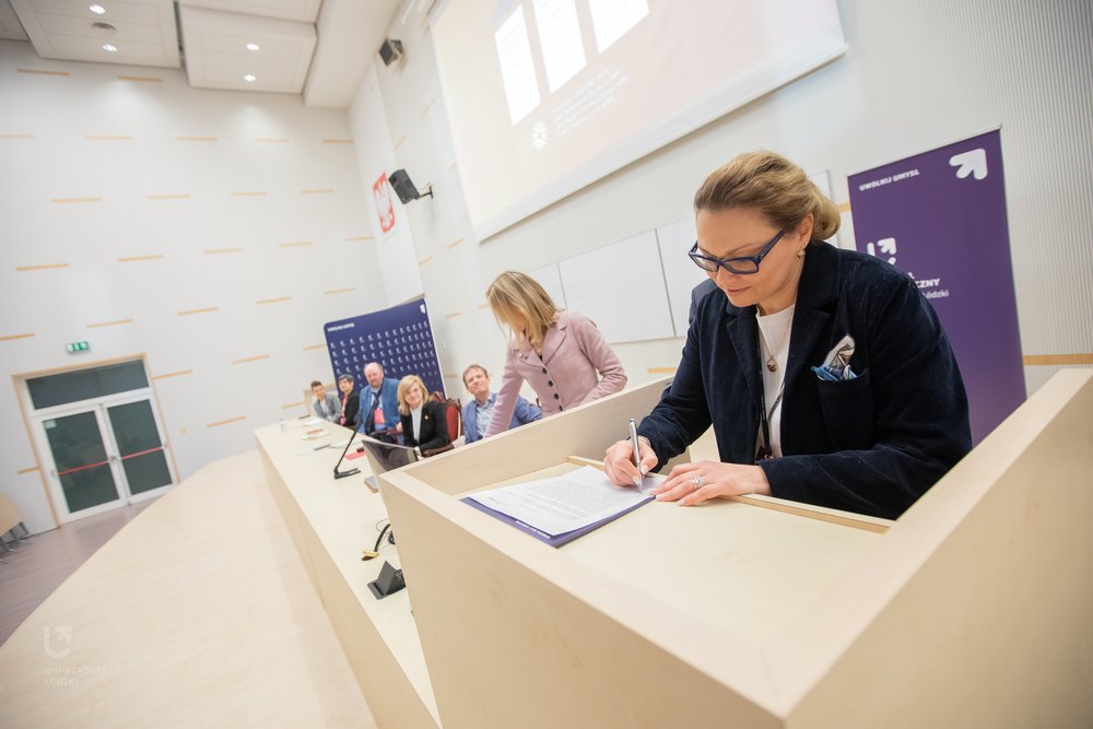 Ksenia Smyrnova z Uniwersytetu Tarasa Szewczenki podpisuje list potwierdzający