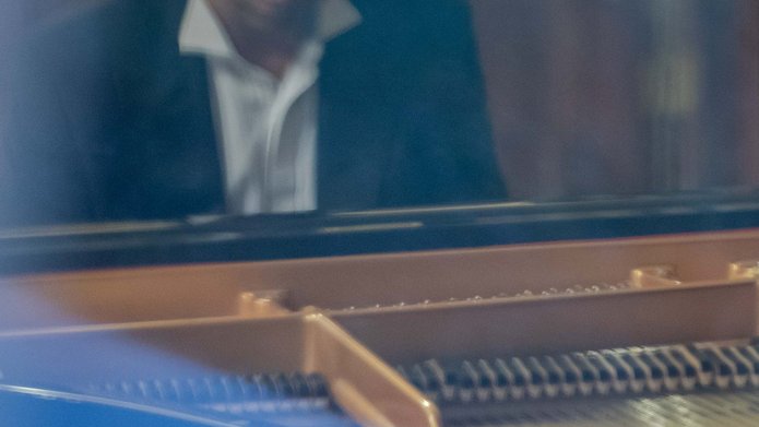 Mężczyzna grający na fortepianie