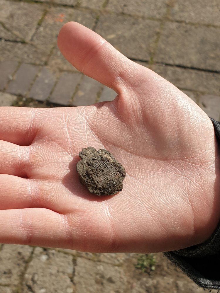 Niewielka ozdoba z napisami po hebrajsku 