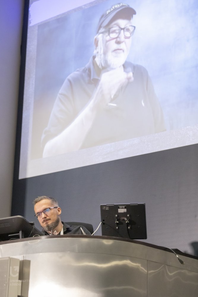 Szymon Bujalski podczas prezentacji 
