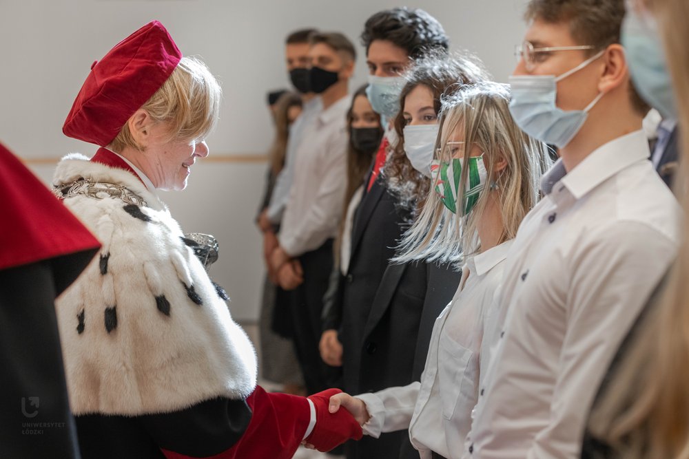 Rektor Elżbieta Żądzińska podczas immatrykulacji studentów i doktorantów UŁ