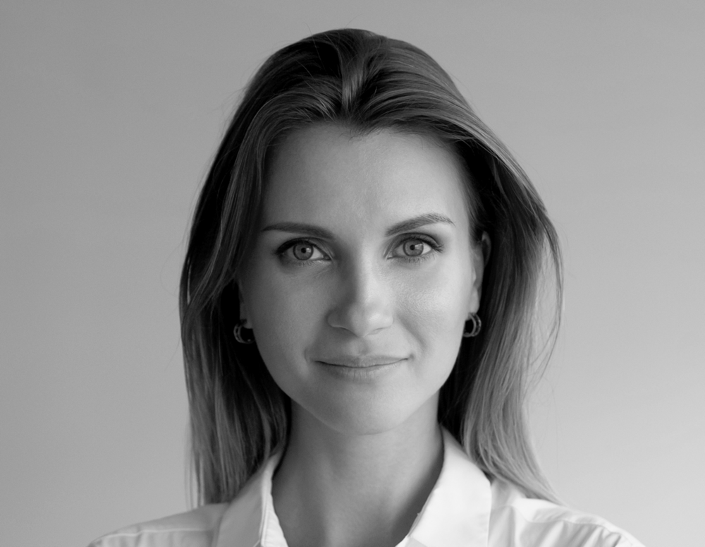 Czarno-białe zdjęcie przedstawiające młodą badaczkę