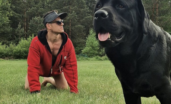 Mężczyzna - Bartosz Kałużny - i pies.