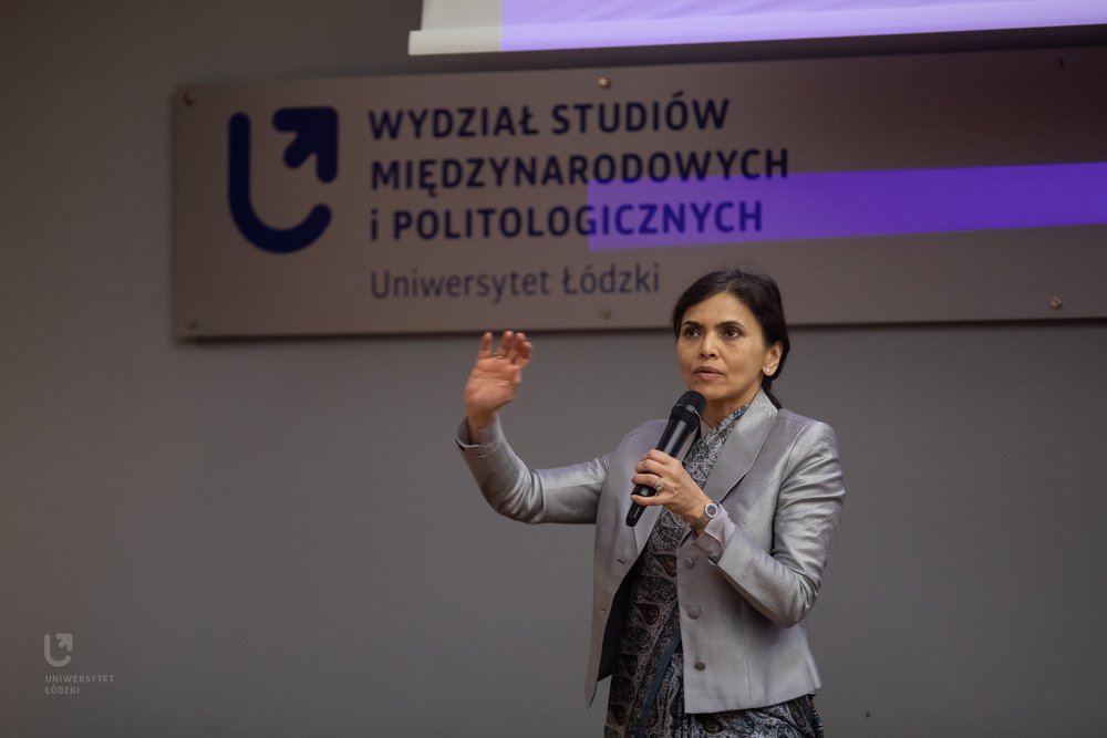 ambasador Indii prowadzi wykład
