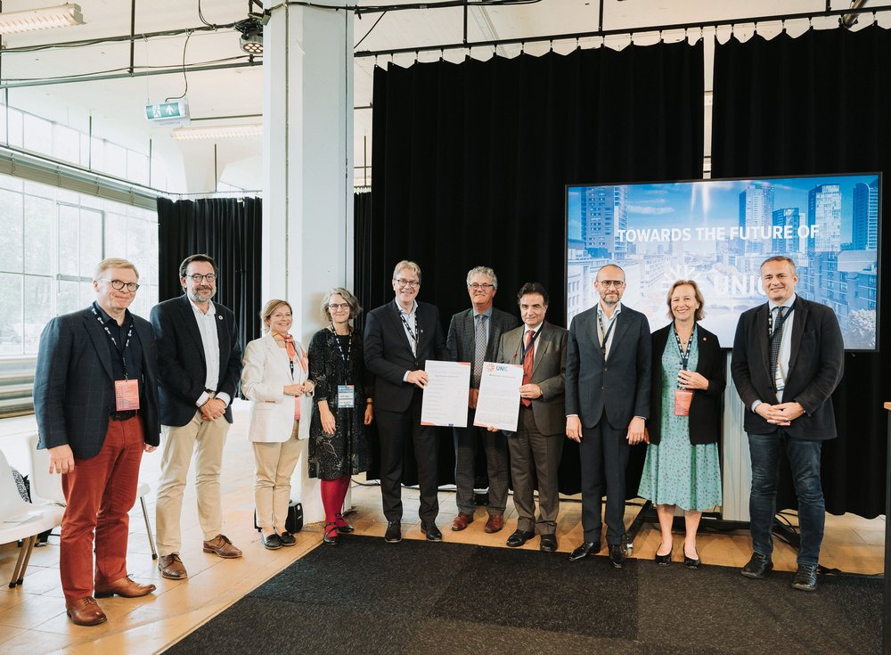 zdjęcie grupowe po podpisaniu nowego memorandum of understanding (dla UNIC 2.0)