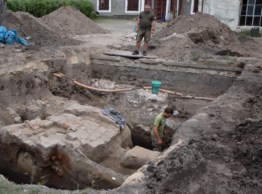 wykopaliska na zewnątrz, naukowcy podczas pracy
